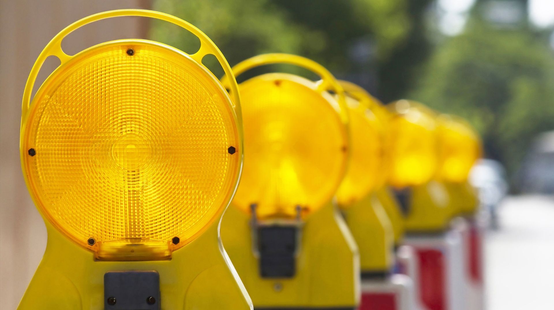 Lichter einer Reihe Leitkegel auf der Straße